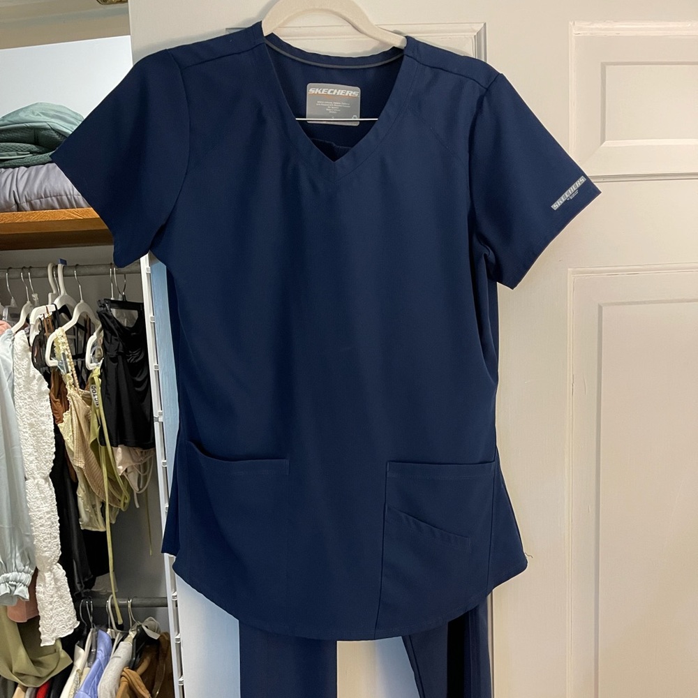 Sketchers scrub top